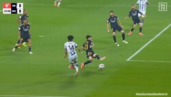 激ムズ！そこ狙うか！久保建英、極狭エリア狙いの‟角度なさすぎ”強烈ダイレクトシュート炸裂！難易度激高の左足シュートに「タケ惜しい」「GKがナイスセーブ」