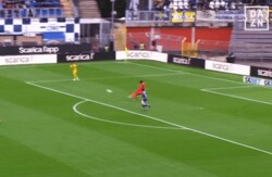 超人か！？ 鈴木彩艶、70mロングフィードを炸裂「相手ゴール前まで飛んでるぞ」「キック凄いな」ファン感嘆の瞬間