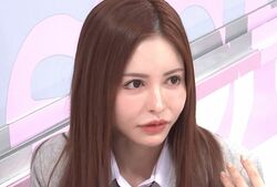 “歌舞伎町の女帝”人気キャバ嬢、古臭いナンパをしてきた人気芸人を実名告白「喫煙所で…」LINE交換も