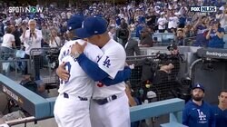 指揮官が熱いハグ、大谷翔平も…山本由伸、「人生最大の力投」でドジャースが燃えた！ 降板直後…ベンチで捉えた珠玉の瞬間