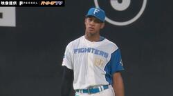 衝撃の抑止力！？万波中正の身体能力で止めた！二塁打阻止の好返球にファン歓喜「全然走らせてもらえん」「やっちゃいけないレベルw」