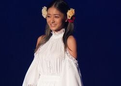 みちょぱ、地元・静岡で肩見せチラリな純白ワンピース姿で登場！爽やかランウェイ闊歩で視聴者を魅了「女神」「華がある」