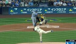 球場騒然！ 大谷翔平、豪快スイングで“戦慄アクシデント”発生　折れたバットが投手にあわや直撃「怖すぎる…」