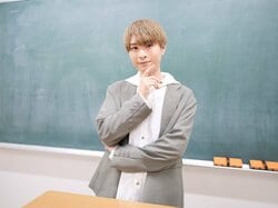 「別ルートに行くんじゃないかなって思います」声優・上村祐翔がもしも高校生活をやり直せるなら？【『灰原くんの強くて青春ニューゲーム』インタビュー】