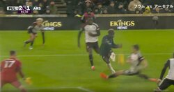 あわや大怪我！プレミアリーグのタックル王がゴール前で強烈過ぎるロケットスライ発射の瞬間「ヒリヒリする」命懸けのディフェンスにファンは大興奮「すげえタックル」