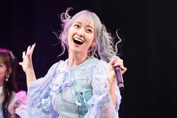 「可愛い」「声量がある」28歳青髪美女、パワフルなダンス＆歌声でアイドルファンを魅了