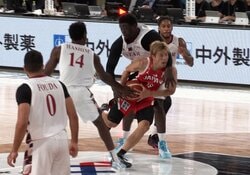 「審判さんマジすか？」バスケ日本戦の“疑惑ジャッジ”に不満続出！首や太腿に接触→映像判定でノーマルファウル「逆に何したらアンスポなん？」