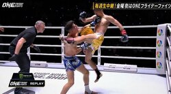 「まるで格ゲー」戦慄の“飛びヒザ”にどよめき 「激ヤバのフライングニー」海外SNSでも話題