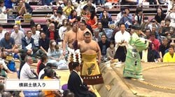 「あれ、2人も映ってる」横綱・大の里土俵入りで“まさか” 著名人の2ショットに反響続々「これは目立つ」「仲良すぎ」