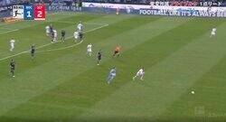 「この人、何やってんの？」「笑えないだろ…」GKが前線に攻撃参加しすぎる→ボールを奪われて大ピンチ　無人のゴールにロングシュートを撃たれる大失態