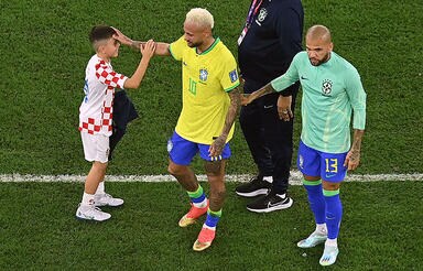 夢破れたネイマールが号泣…ペリシッチ息子が慰める