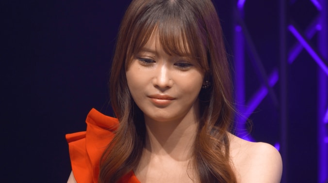 【映像】美人すぎるポーカープロ、“激レア展開”引き当てリアクション