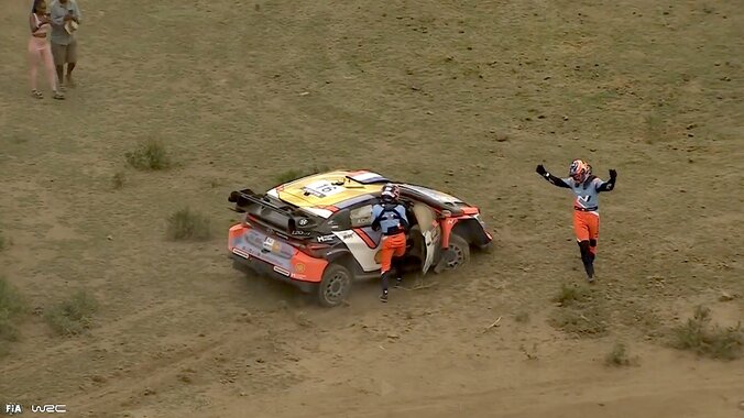 【写真・画像】「まさにサファリ！」世界最速ラリーカーの“水溜まり通過”が凄すぎ…シュノーケル装着のド迫力シーンに反響　1枚目