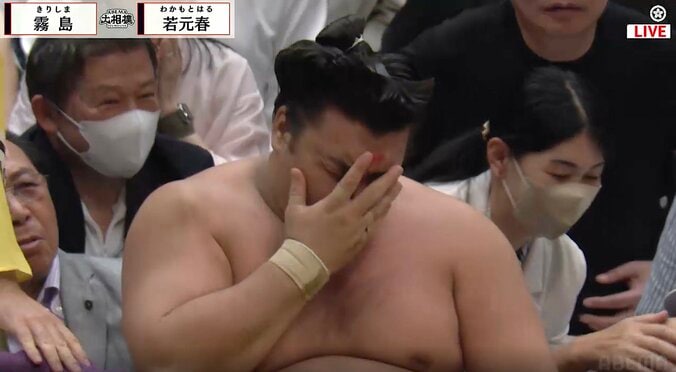 【写真・画像】「髷？」「掴んでない」3年ぶり関取復帰の炎鵬巡る“微妙な瞬間”に議論百出 物言いも軍配変わらず、館内は悲鳴　1枚目