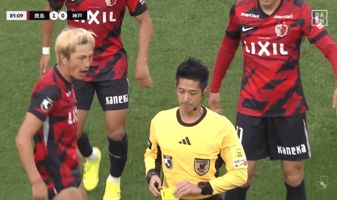 激昂！ 鈴木優磨が“鬼の形相”で主審に猛抗議「おばあちゃんに怒られるぞ」「小学生もイエローをもらった瞬間に…」今季初警告で鹿島ファン全員が心配した瞬間 2枚目