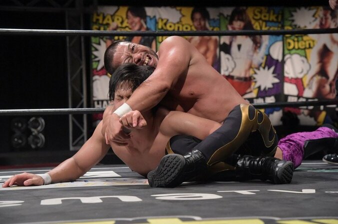 「経験の差」でブラを取る！目隠し乳隠しデスマッチ　HARASHIMA、紙一重の勝利！ 4枚目