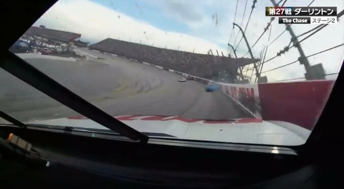 「あ！触ってる」レース中、飛び込んできた驚異の“壁走り”…国際映像も熱視線 痕跡クッキリの決定的一コマ 3枚目