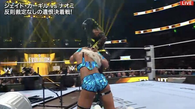 ナオミがジェイドを椅子付近へ引っ張り込む