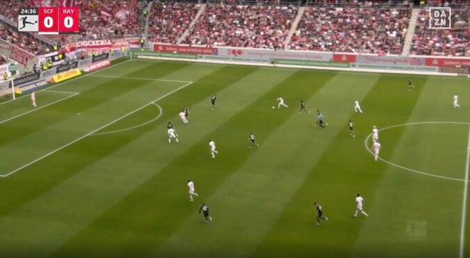 ウソでしょ…！？ 鈴木唯人、爆速ドリブルで“まさかの光景”「速すぎ！」「強いな」ドイツ代表DFに“真っ向勝負”→イエローカード誘発 2枚目