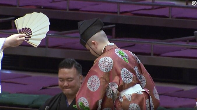 17歳新人行司の「美しいお辞儀」