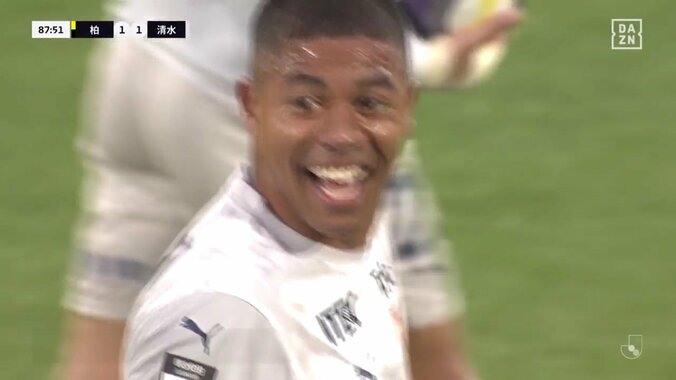 「あれでファール取られるのか」試合終盤、歓喜の同点弾取り消しが物議「飛ぼうとしたのを押されてる」競り合い時の“手”が決め手？VAR判定でノーゴールに 3枚目