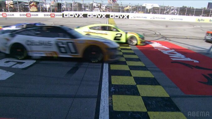 【写真・画像】アメリカ最高峰のストックカーレースで“タンデムドリフト”？ 大会初クラッシュで解説者も絶叫！　1枚目