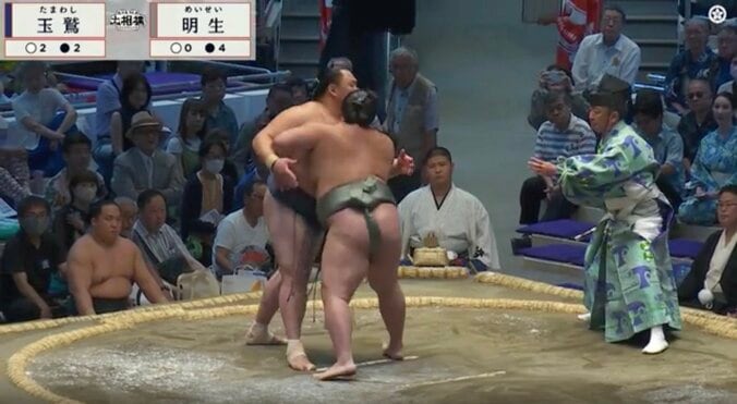 鉄人・玉鷲が「怒ってる」相手力士を手で突き返す 史上9人目通算900勝も立ち合い不成立でまさか…館内ピリつく 2枚目