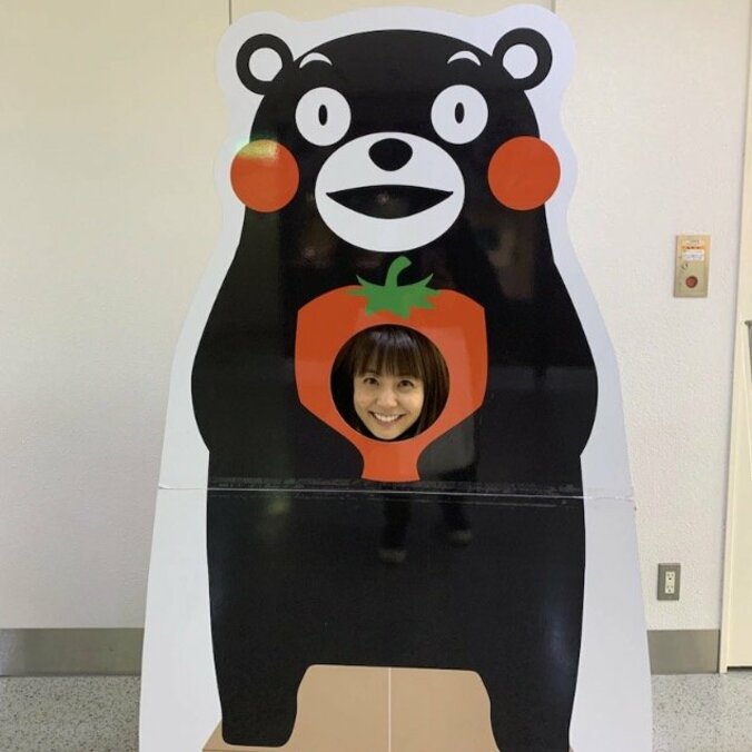 「似てる」「そっくり」小林麻耶さん、夫婦でくまモンの“顔ハメ”に挑戦し反響 1枚目
