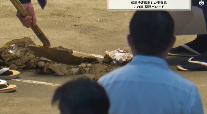 「え、土俵に穴が…」「何か出てきた」大相撲、千秋楽の最後にファン驚きの光景「初めて見た」 5枚目