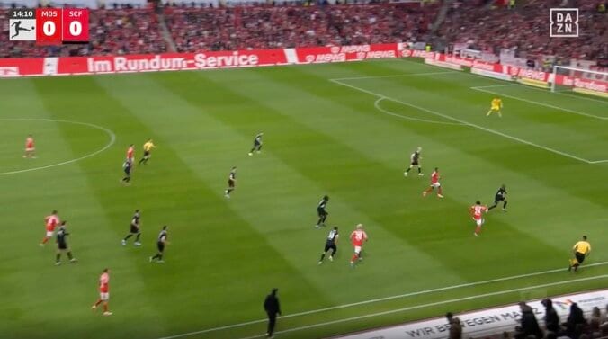 「めっちゃカッコいい」川﨑颯太、目を疑う“衝撃の光景”「エグすぎん？」「上手すぎやろ」“左足アウトサイドトラップ”→攻撃を加速させるプレー 4枚目