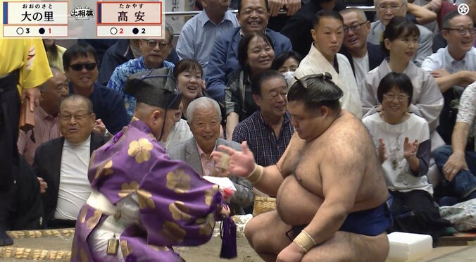 「めっちゃ分厚い」高安、横綱撃破で“上限懸賞”ゲット 計61本…金星で手にした夢ある光景に反響続々 2枚目