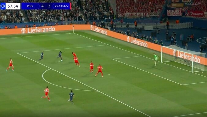 何が起きた…？ 仏代表FWデンベレ、衝撃ゴラッソで“異変”「エグい」「マンガかよ！」GKが動けない…高速カットイン→股抜きショットにファン騒然 4枚目