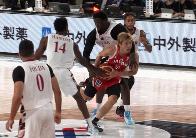 【写真・画像】「中国HCより堂々と…」カタールHCの“コート侵入”に騒然！なぜか八村塁の真横に…「幻のシックスマン？」「入りすぎ」【バスケW杯予選】　1枚目