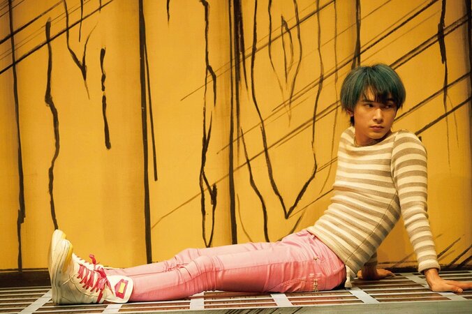 映画『猫は抱くもの』吉沢亮の“猫”すぎる場面写真解禁 3枚目