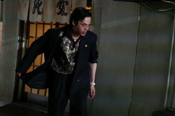 中村倫也、『孤狼の血』狂犬役で新境地　登場シーンで耳を食べる 4枚目