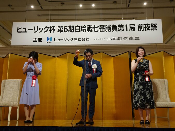 乾杯の発声をおこなった日本将棋連盟の片上大輔常務理事