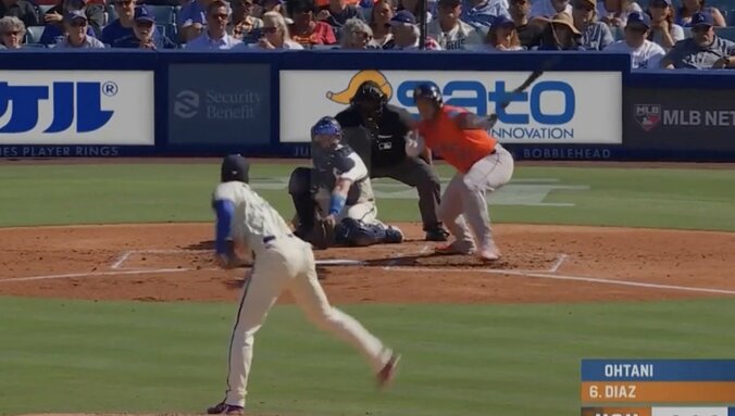 【写真・画像】ベンチで何が…？ 大谷翔平のボールで“異変”「痛えよ！」「ヤバいなw」ド軍捕手が一瞬見せた“表情”が話題に「大谷さんすげえな…」　1枚目