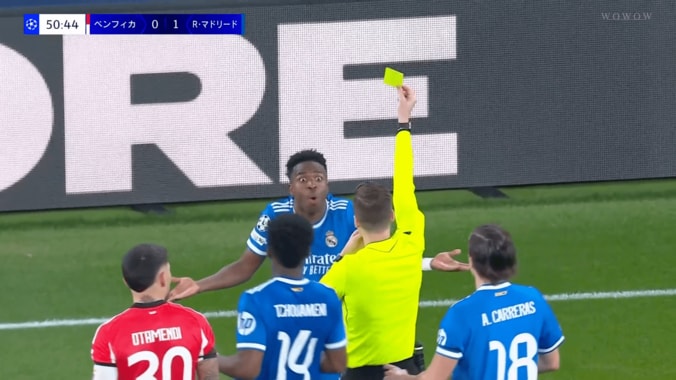 一体なにが…ヴィニシウスが激昂！スーパーゴール＆腰振りダンスに大ブーイング→人種差別騒動で“9分間中断”の異例事態 4枚目