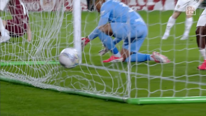 「巨大な失態」鈴木彩艶が“股抜き被弾”で唖然…「先制点をプレゼント」「完全なる悪夢」4失点の復帰戦に現地メディア辛辣＆スタメン論争も 5枚目