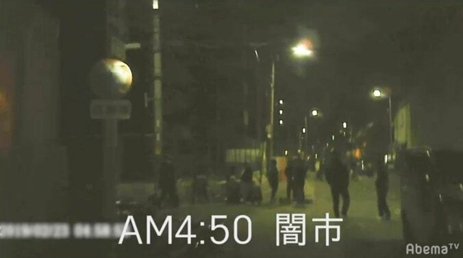 道路の真ん中で髪を切り出す男性、薬を売る早朝の闇市　西成・あいりん地区に潜入レポ 1枚目