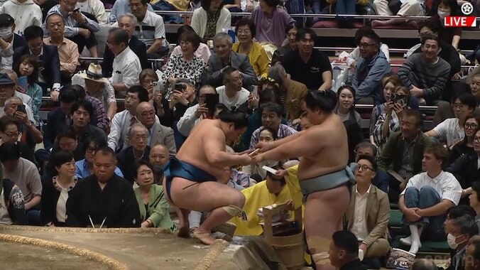 兄・琴勝峰から弟・琴栄峰に力水を