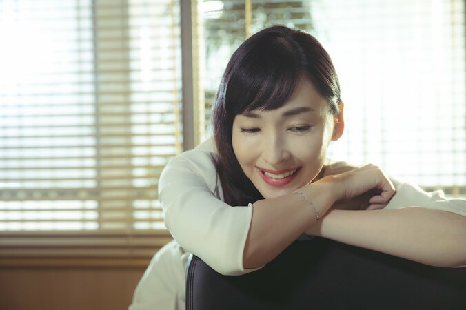 麻生久美子、出演ドラマ『dele』に子どもが興味津々「事件とか大好きなんですよ」 3枚目