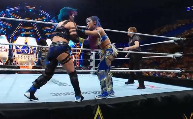 アスカを突き飛ばしたカイリにリアのビッグブーツが炸裂