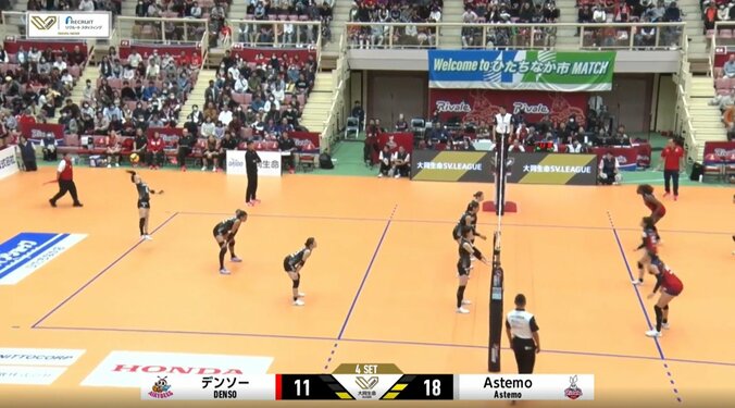 まるで魔球のような軌道を描いたサーブ