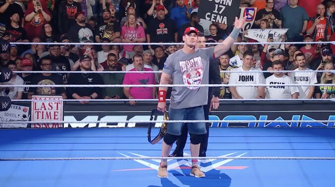 そのままビール瓶を投げ捨てるシナ