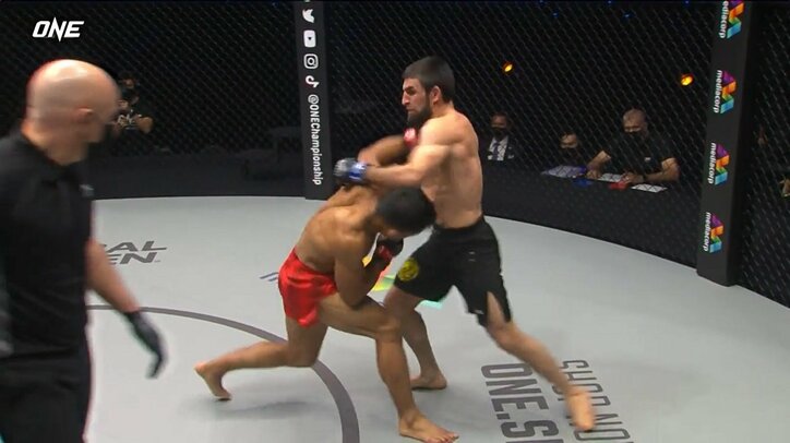 立ち上がった敗者が「まるでゾンビ」の衝撃KO 大忙しのレフェリーストップに称賛の声