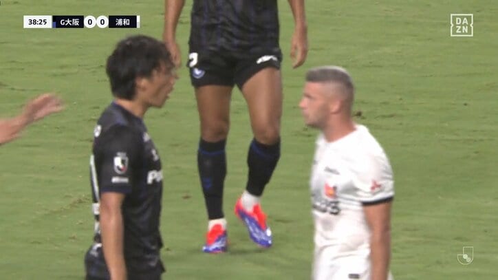 【映像】危険タックルから怒りのフェイスオフ