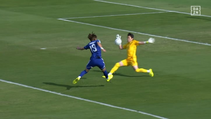 パスを受けた道脇はチップシュートを狙うも失敗