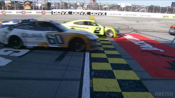 【写真・画像】アメリカ最高峰のストックカーレースで“タンデムドリフト”？ 大会初クラッシュで解説者も絶叫！　1枚目