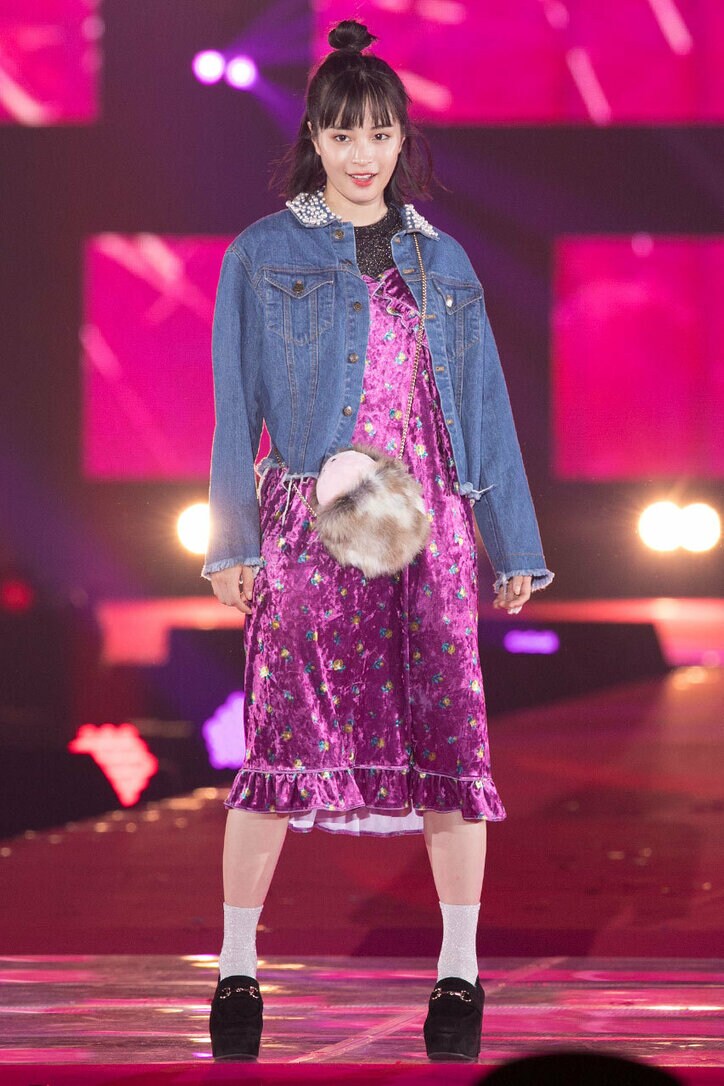 広瀬アリス＆すず姉妹の”イチャイチャ”に大歓声！ 初の幕張開催に3万1000人集結 -ガールズアワード2017A/W【画像集】